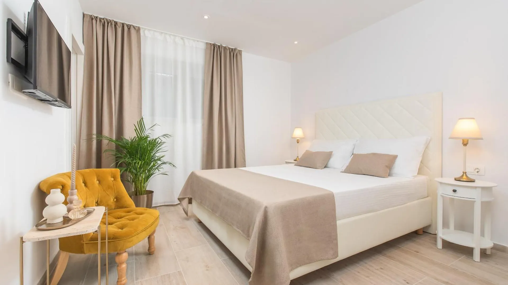 Best Location Beach Split Bed & Breakfast