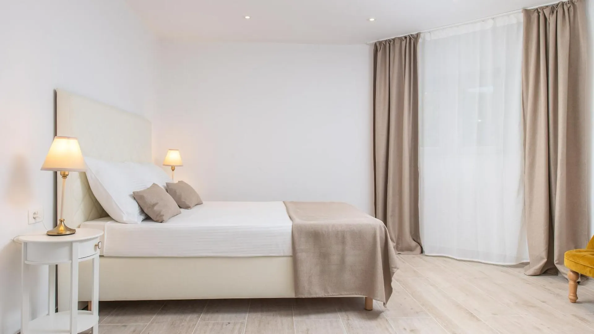 Best Location Beach Split Bed & Breakfast